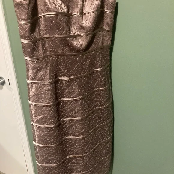 JS Collections Textured Dress - Picture 6 of 8